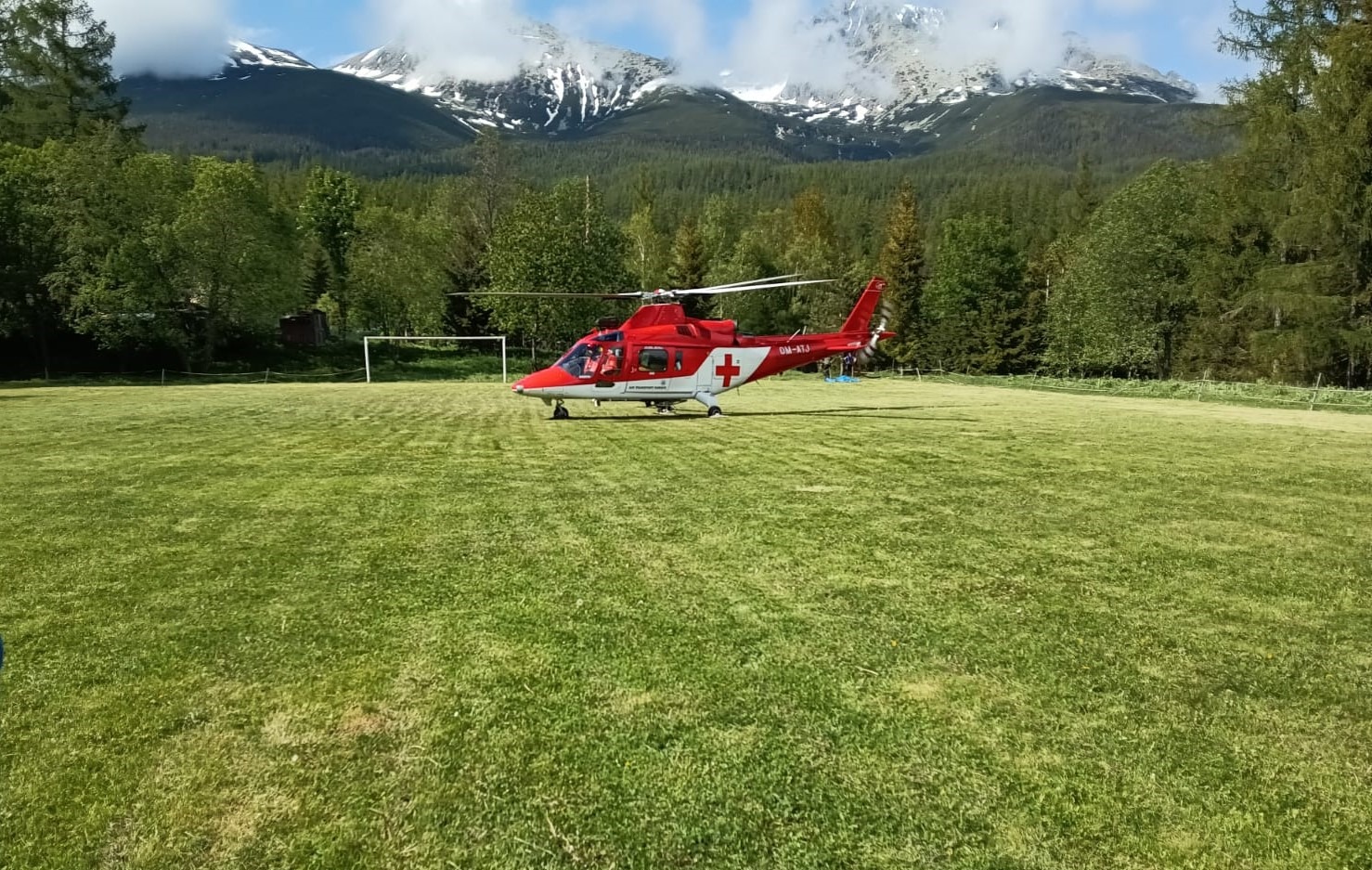 Prvú pomoc zranenej turistke zabezpečovala aj Vrtuľníková záchranná zdravotná služba