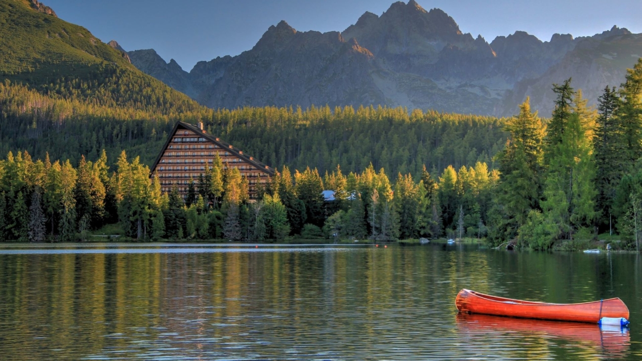 Leto s člnkovaním na Štrbskom plese