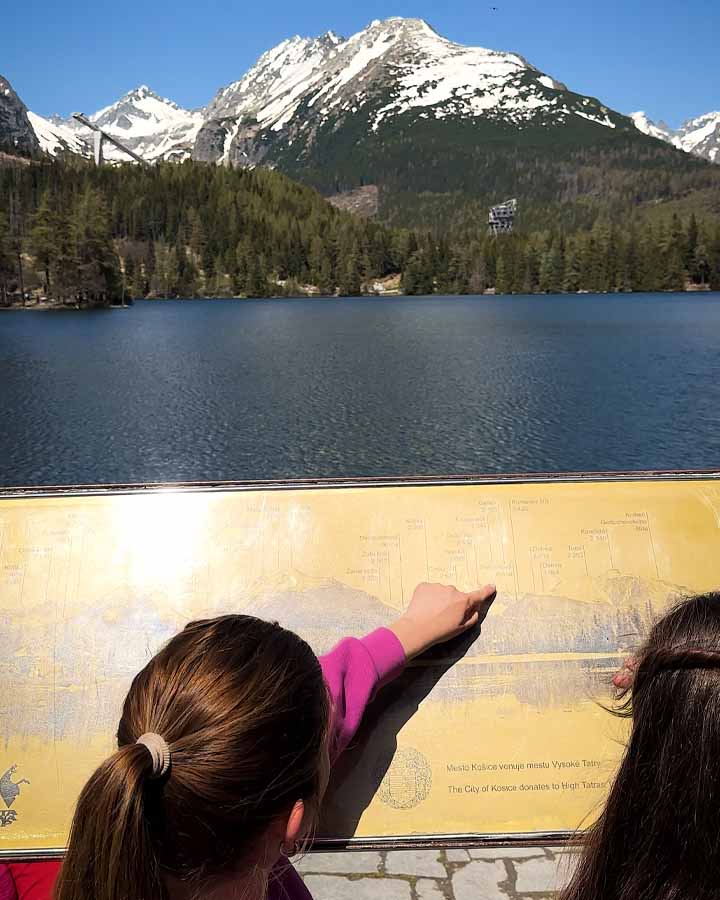 Štrbské Pleso je východiskovým bodom pre množstvo turistických trás. Foto: Alžbeta Kucbelová.