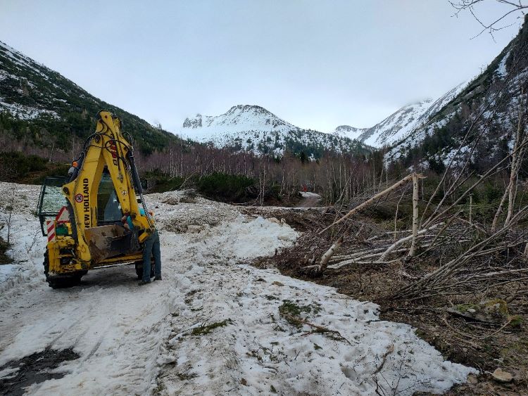 Čistenie lavíniska v Žiarskej doline