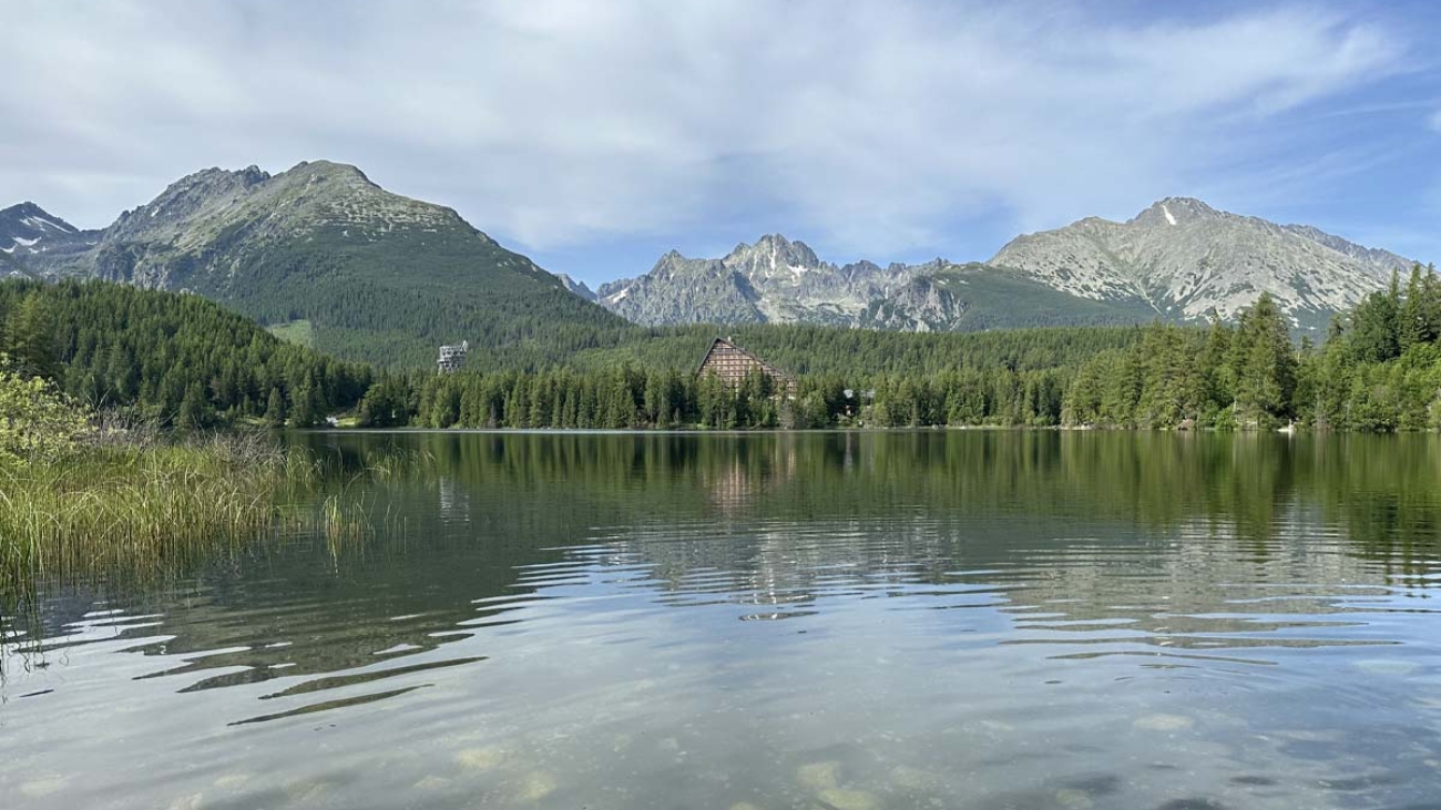 Štrbské pleso je východiskovým bodom viacerých vysokohorských túr.