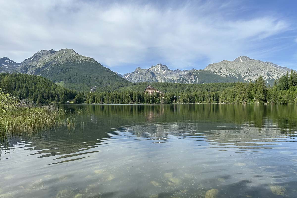 Štrbské pleso je východiskovým bodom viacerých vysokohorských túr.