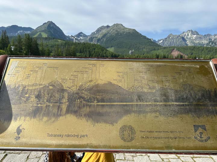 Štrbské pleso je východiskovým bodom viacerých vysokohorských túr. Foto: Monika Janigová.