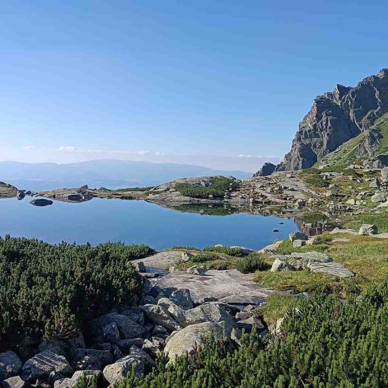 Pleso nad Skokom nájdete kúsok od vodopádu Skok.