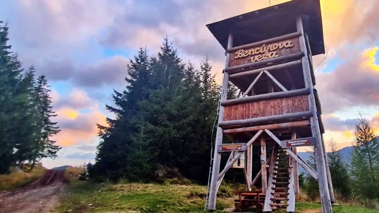 V Nízkych Tatrách bol doložený výskyt viac ako 1 300 druhov húb. Na snímke Bencúrova veža, ku ktorej vedie žltá značka od parkoviska pri Bielej Púti.