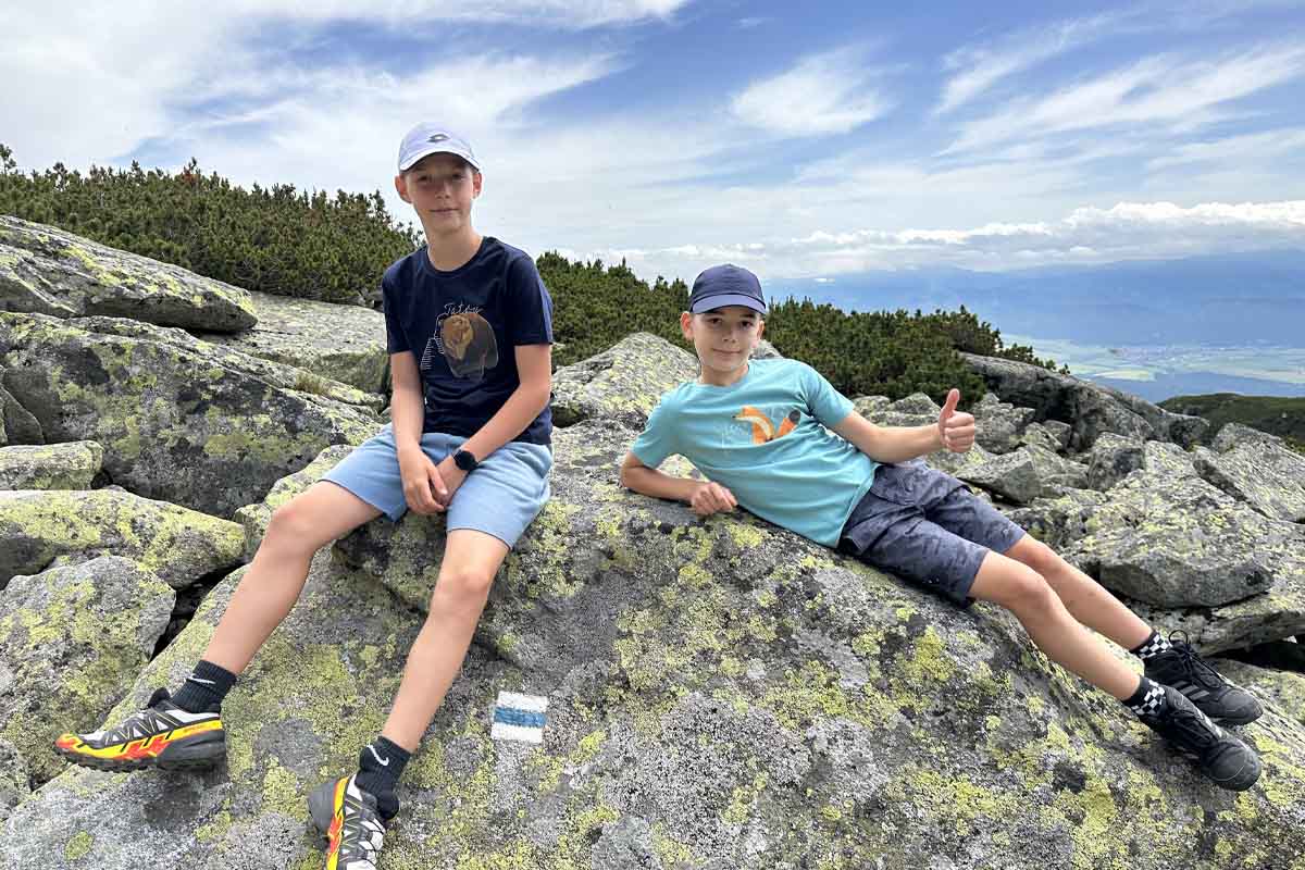 Chalani Riško a Petrík na kameni na Prednom Solisku.