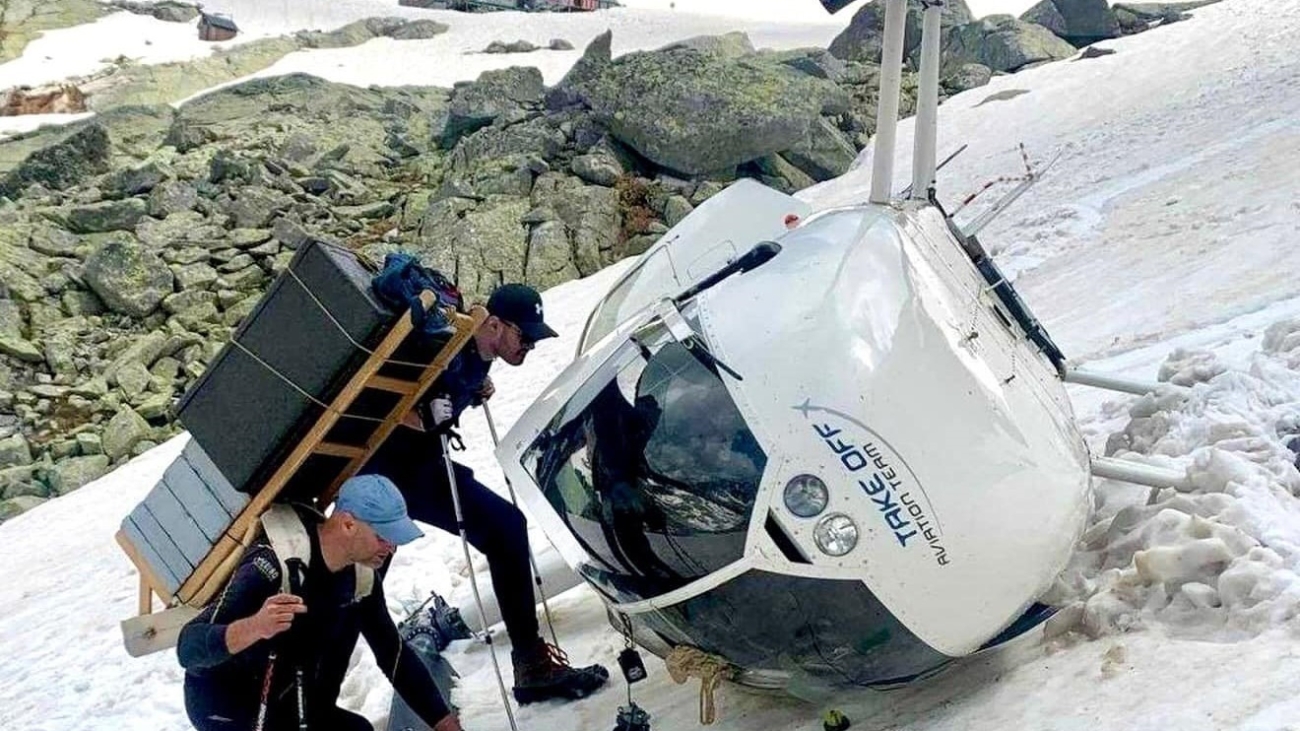 Havarovaný vrtuľník odstránia za pomoci leteckej techniky