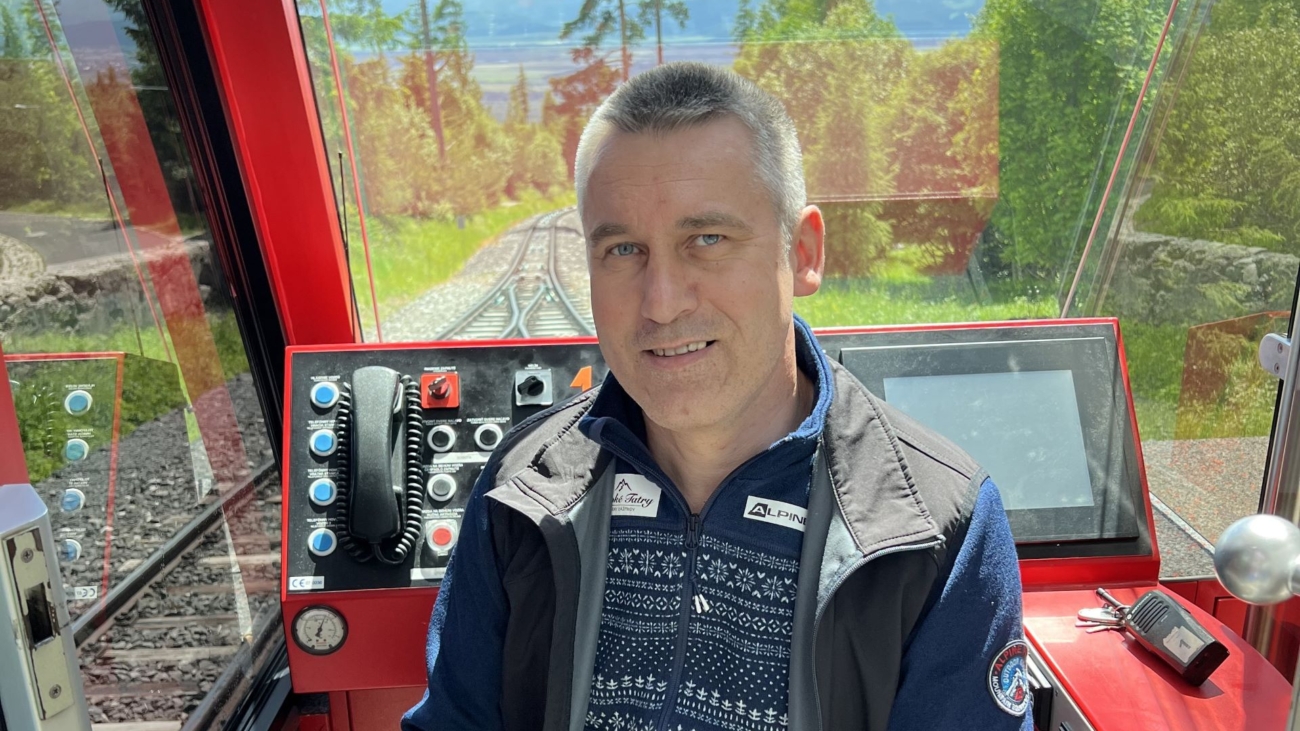 Peter Zemčák v kabíne lanovky smerujúcej zo Starého Smokovca na Hrebienok