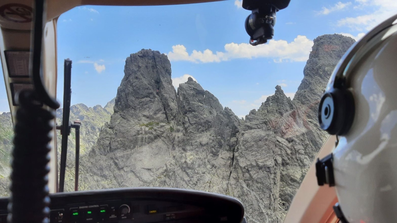 Na pomoc poľskému horolezcovi poslali aj posádku leteckých záchranárov