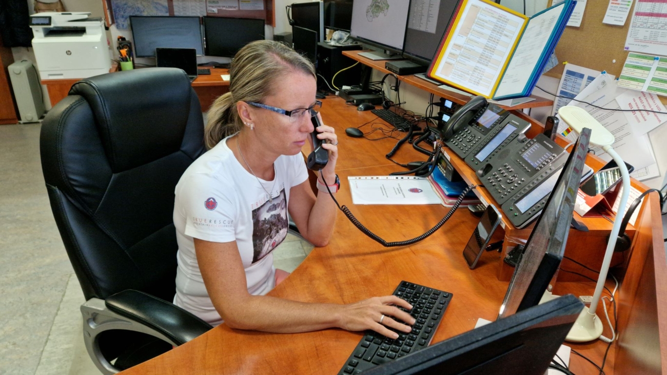 Jana Krajčírová v práci na operačnom stredisku tiesňového volania