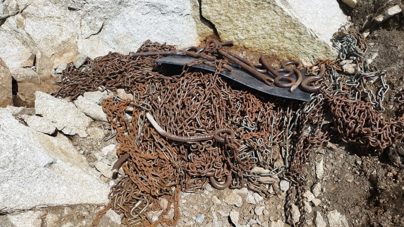 Kým opravili evakuačnú trasu, bolo treba demontovať pod Lomničákom dosluhujúce reťaze