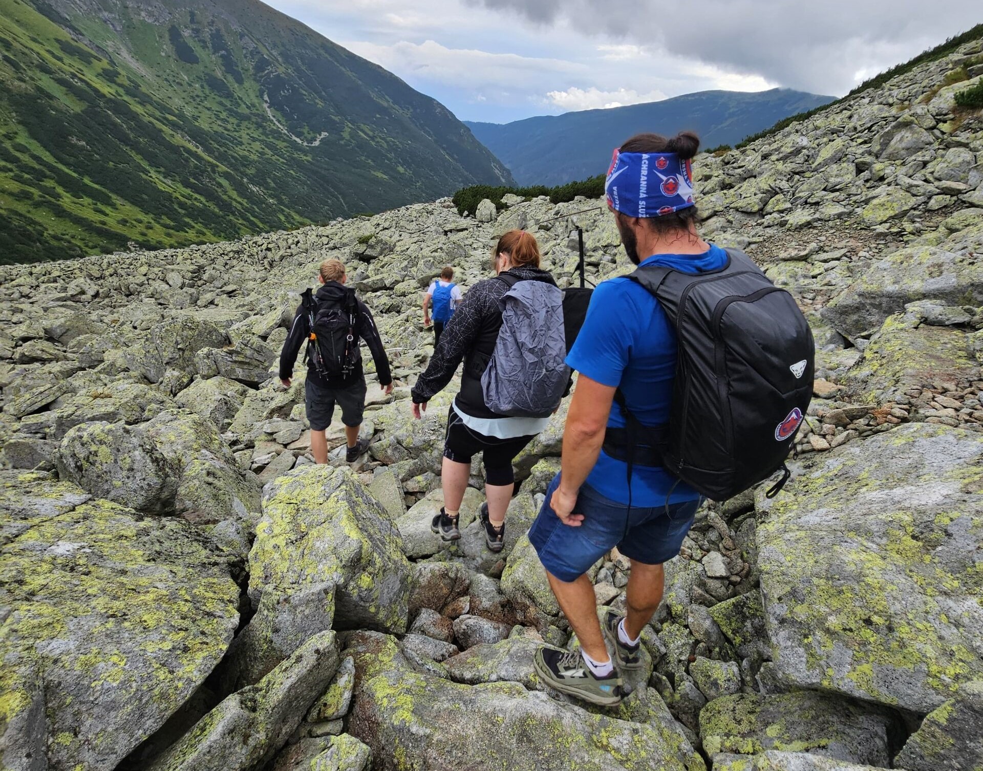 Niekedy stačí málo - tekutiny a energetická tyčinka - a turisti dokážu v sprievode záchranárov pokračovať v chôdzi