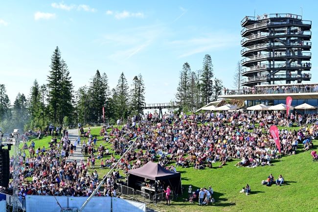 Amfiteáter pod holým nebom býva počas slávností vždy plný