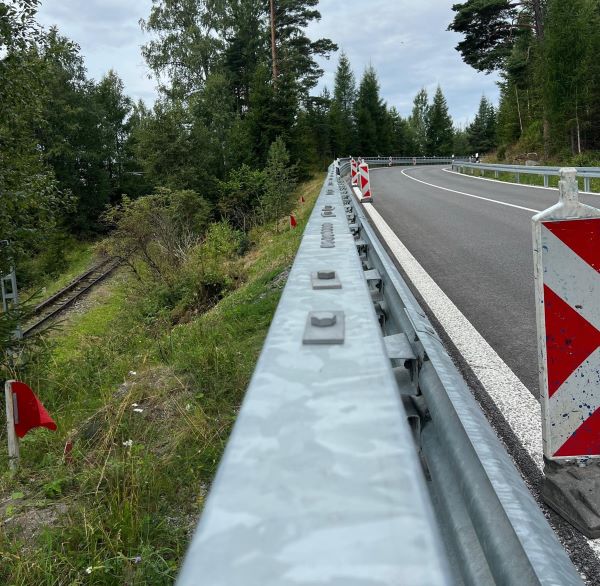 Zosuv svahu čiastočne zasypal aj priekopu súbežnej železničnej trate