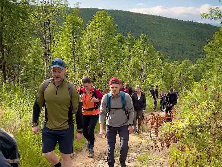 Prvá časť trasy výstupu na Kriváň prechádza lesom.