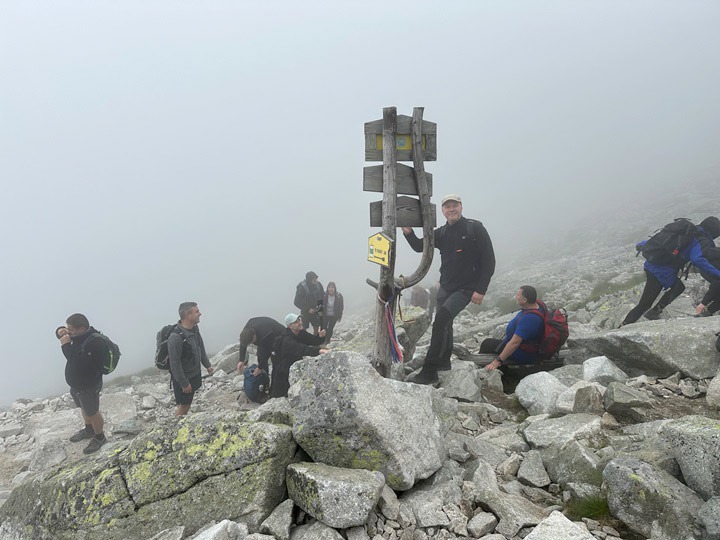 Rázcestie v Krivánskom žľabe – miesto, kde sa spájajú cesty z Troch studničiek a zo Štrbského plesa.