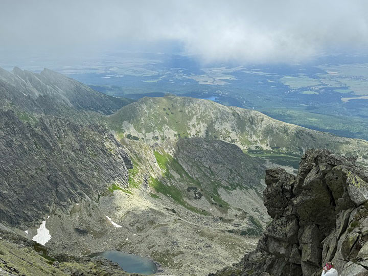 Pohľad zvrchu na časť Zeleného Krivánskeho plesa.
