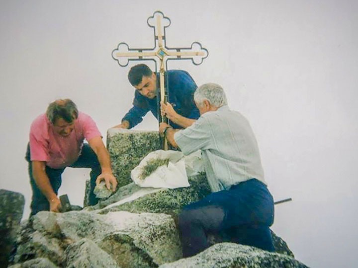 Osádzanie kríža na vrchole Gerlachu