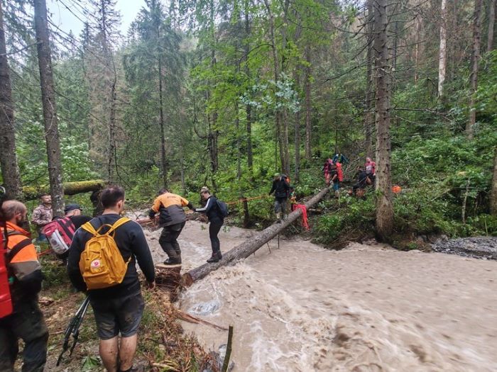 Evakuácia turistov do bezpečia po búrke