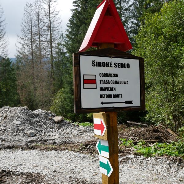 Značenie turistov navádza na obchádzkovú trasu