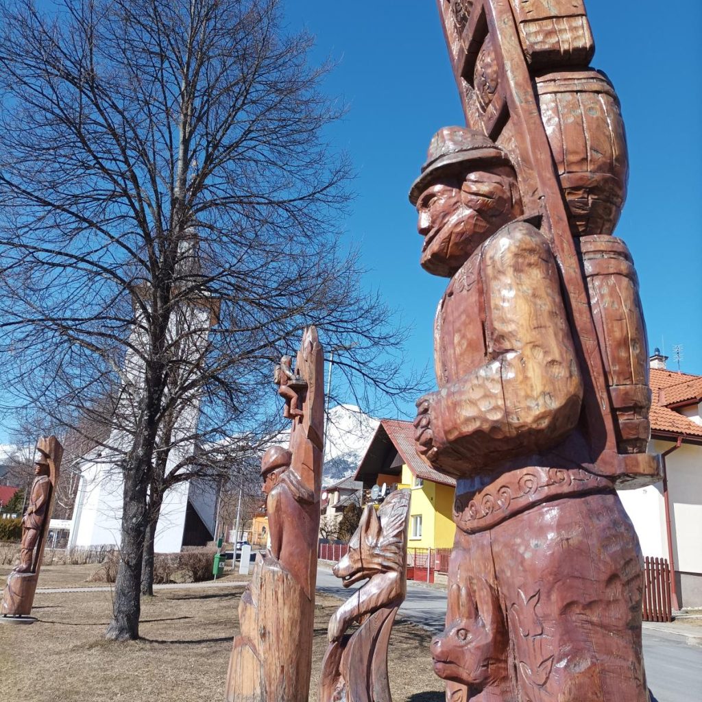 Súčasťou parku sú aj drevené sochy horských vodcov a nosičov