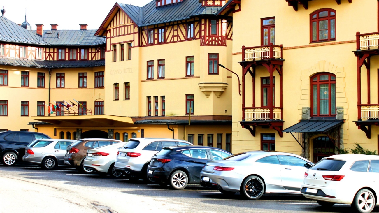 Parkovisko pred Grandhotelom v Starom Smokovci ja takmer vždy plné