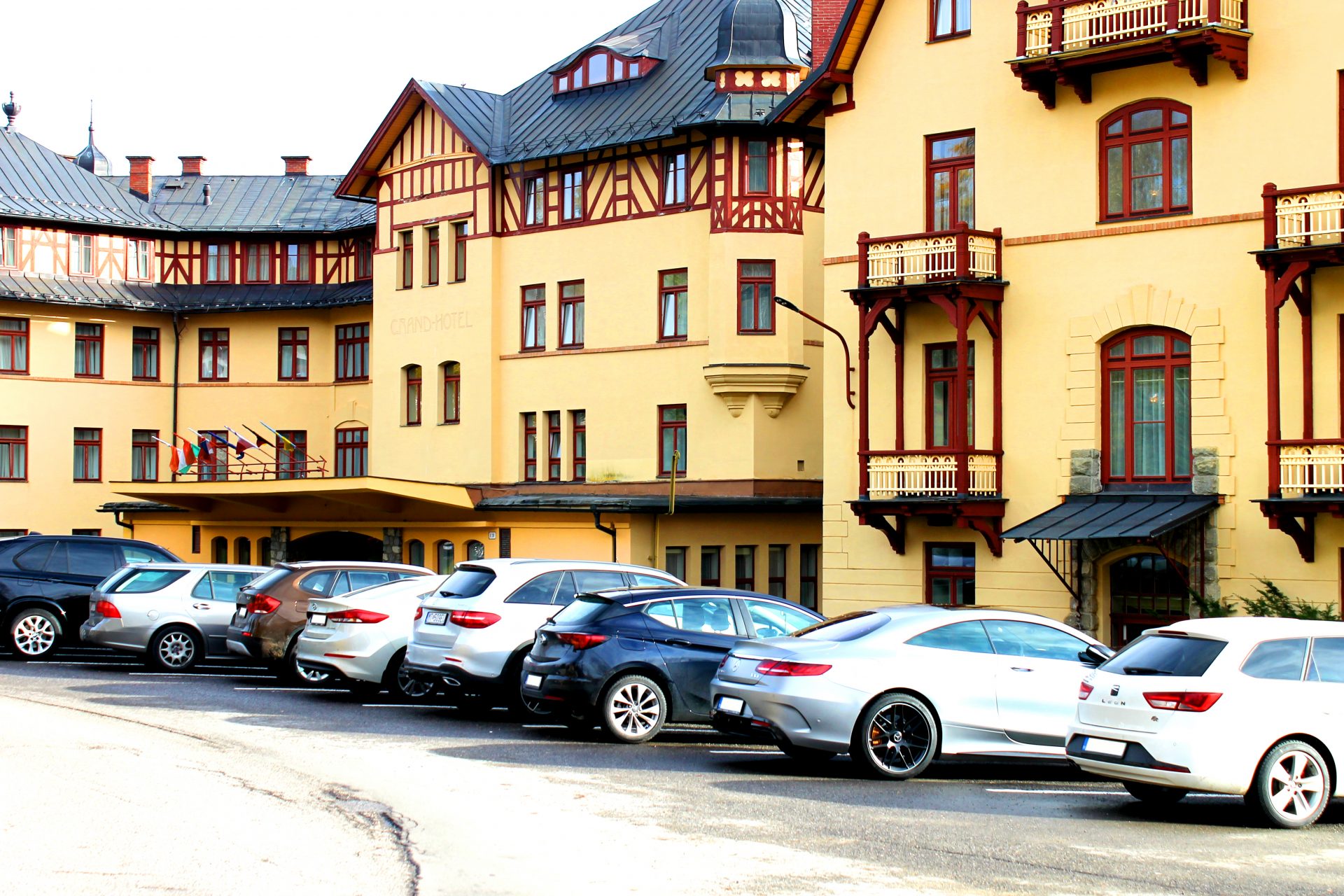 Parkovisko pred Grandhotelom v Starom Smokovci ja takmer vždy plné