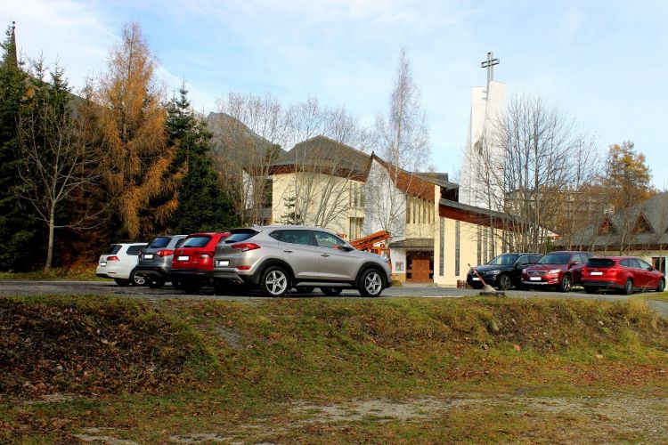 Parkovanie za kostolom v Novom Smokovci veľa ľudí neobjavilo