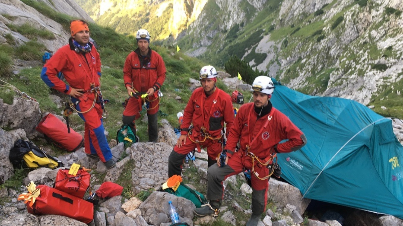 Slovenskí záchranári počas akcie na pomoc poľským jaskyniarom