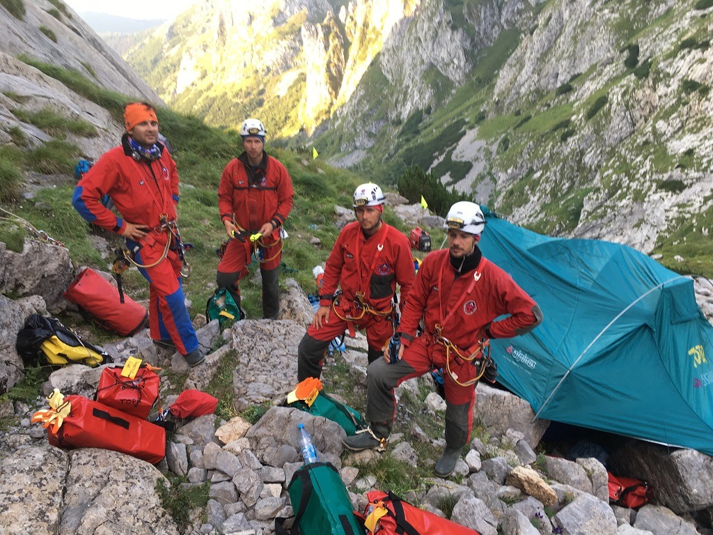 Slovenskí záchranári počas akcie na pomoc poľským jaskyniarom