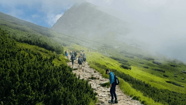 Turistov je v Tatrách stále viac, rovnako ako aj konfliktov medzi nimi
