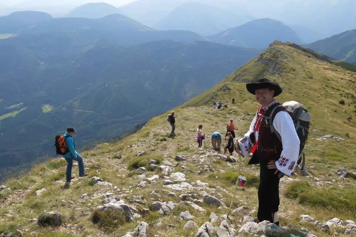 Ján Chovanec chodí do hôr v kroji z obce Záriečie v okrese Púchov. Foto: archív J. Chovanca.