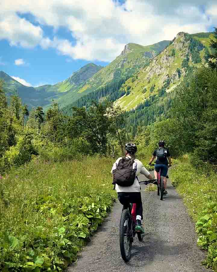 Cesta mierne stúpa, ale nie je to nič náročné, pokojne si ju môžu skúsiť aj rekreační cyklisti. Foto: Vladimír Tošovec.
