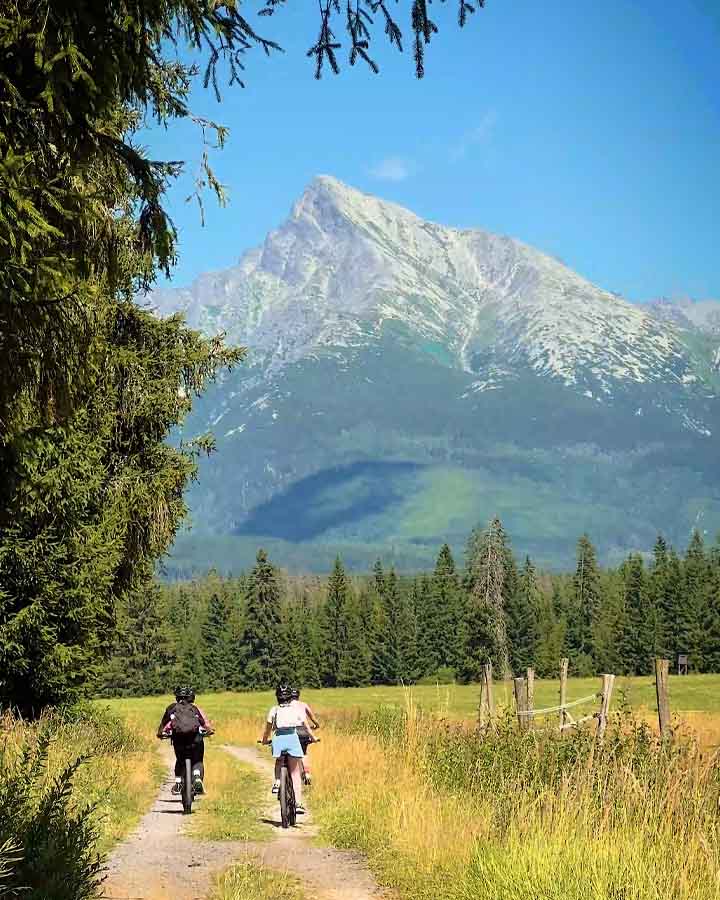 Z lúk sme mali výhľad na scenériu Vysokých Tatier, dominoval Kriváň. Foto: Vladimír Tošovec.
