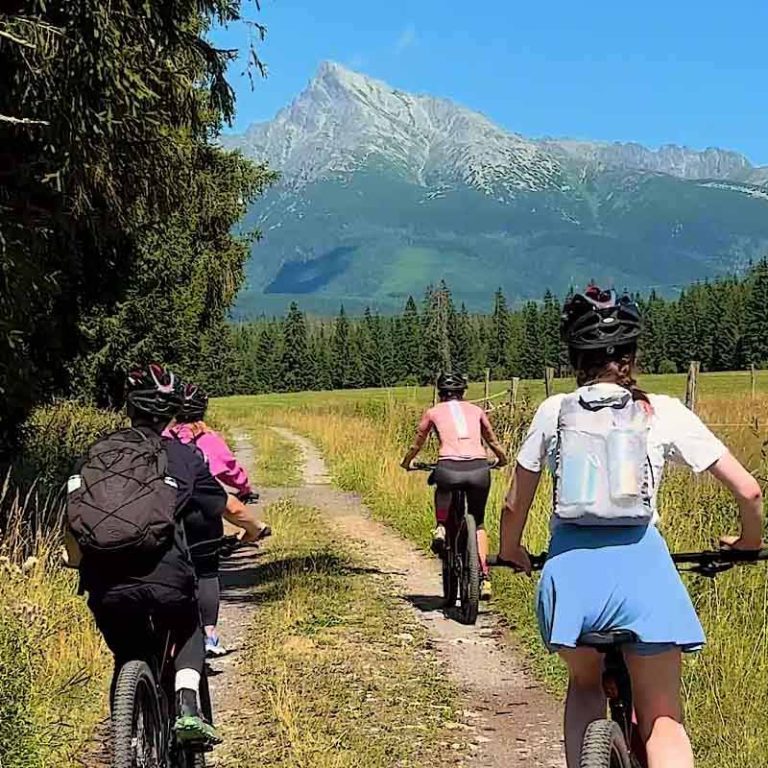 Z lúk sme mali výhľad na scenériu Vysokých Tatier, dominoval Kriváň. Foto: Vladimír Tošovec.