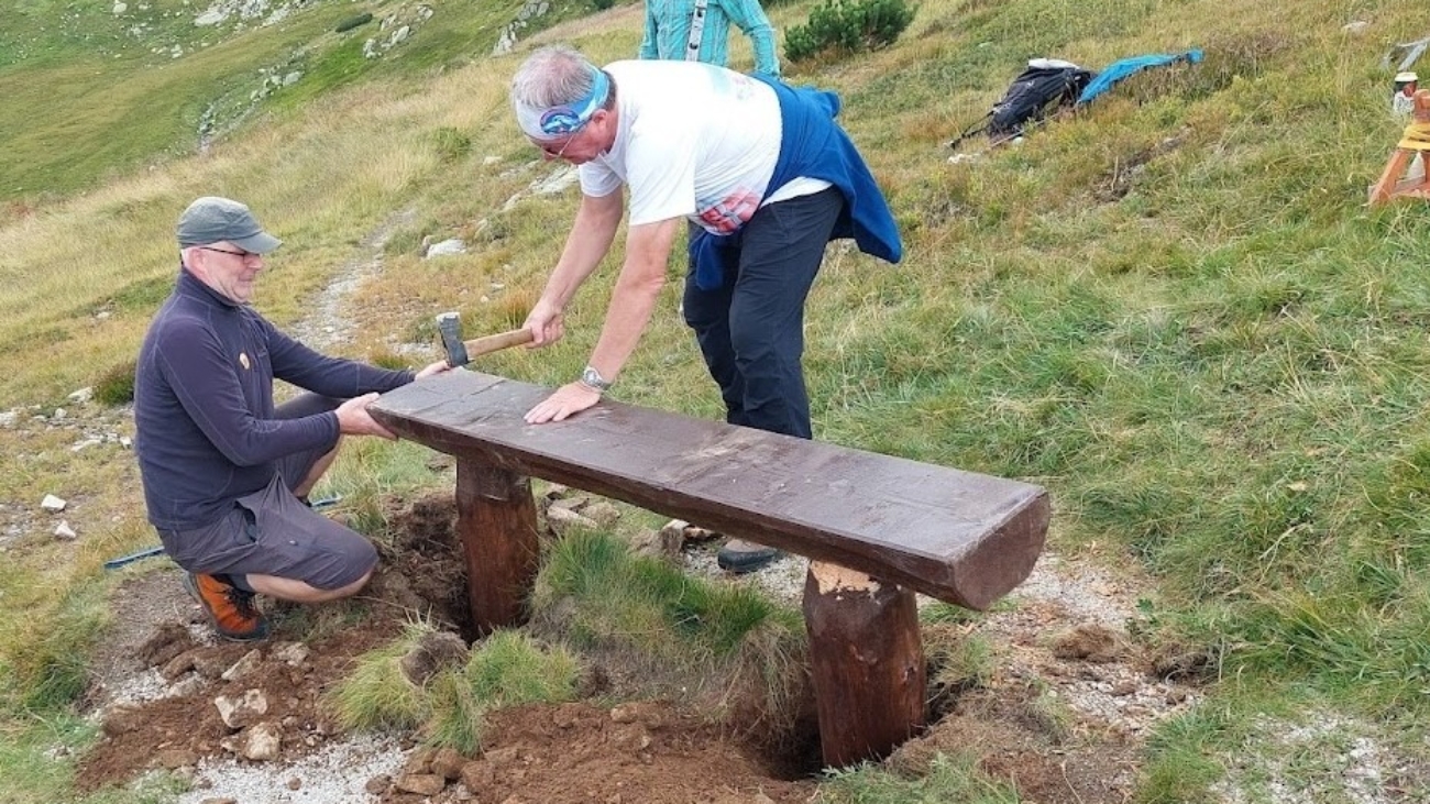 Dobrovoľníci sa pri opravách sústredili aj na lavičky