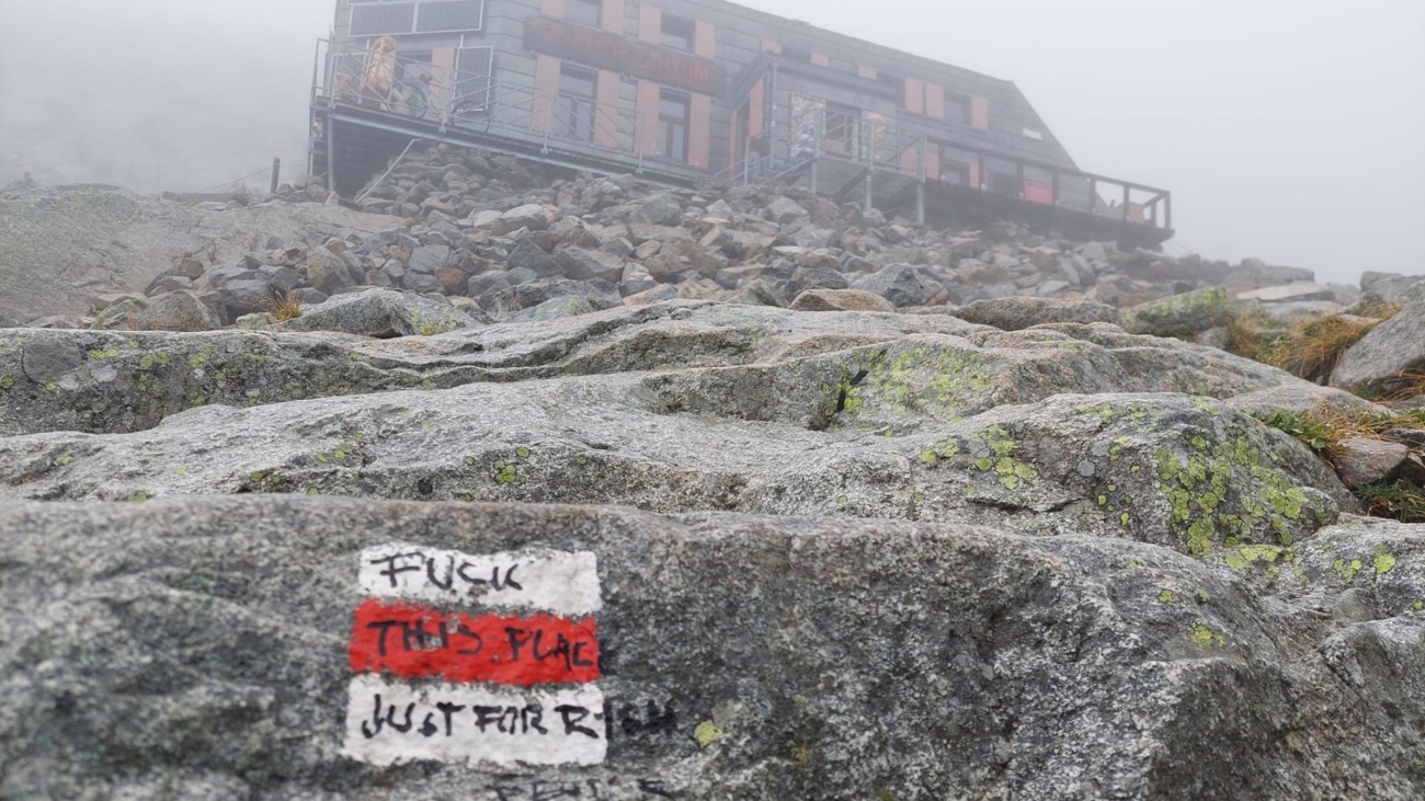 Takto nie! Pohoršovali sa turisti počas výstupu na Rysy