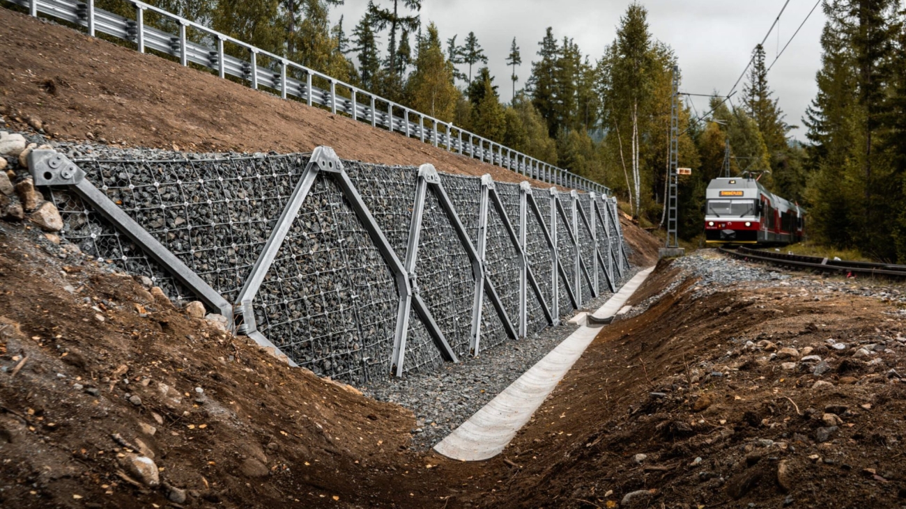 Cieľom stavebných prác bolo zasanovať a zastabilizovať zosuv v poškodenom úseku cesty. Foto: Správa a údržba ciest Prešovského samosprávneho kraja.