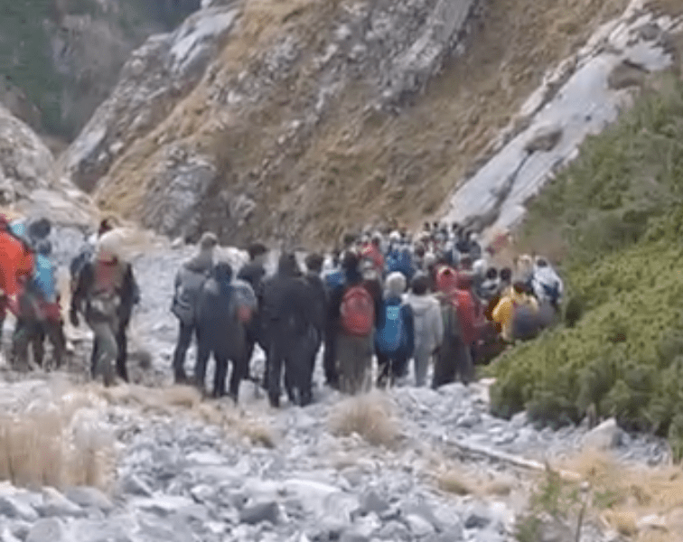 V zástupe turistov bolo údajne až 200 ľudí