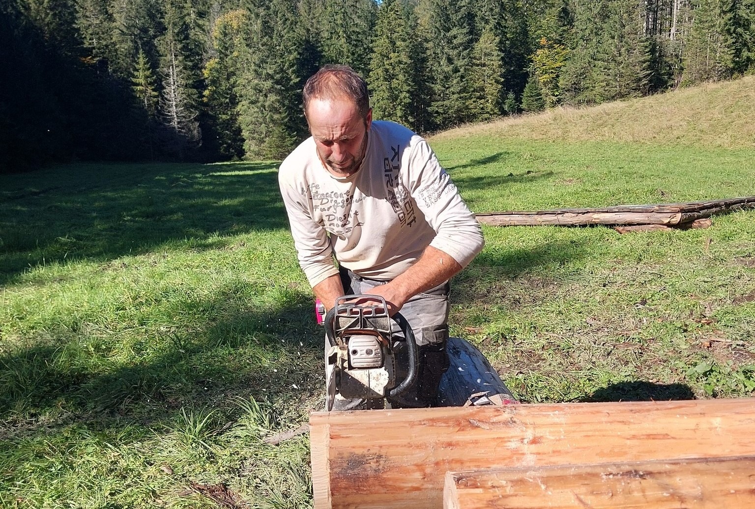 Pracovníci TANAP-u pri oprave senníka v Oraviciach