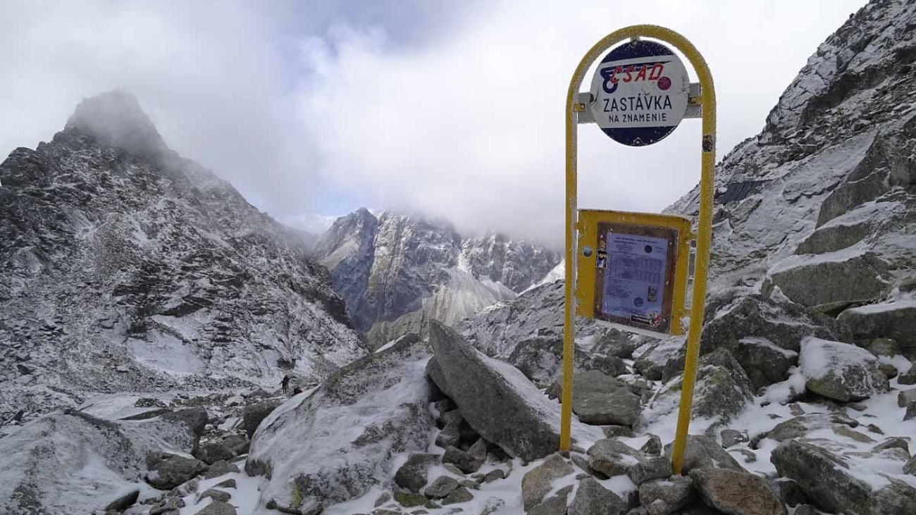 Autobusová zastávka pri Chate pod Rysmi.