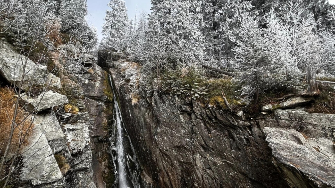 Tatry sa pomaly obaľujú do biela
