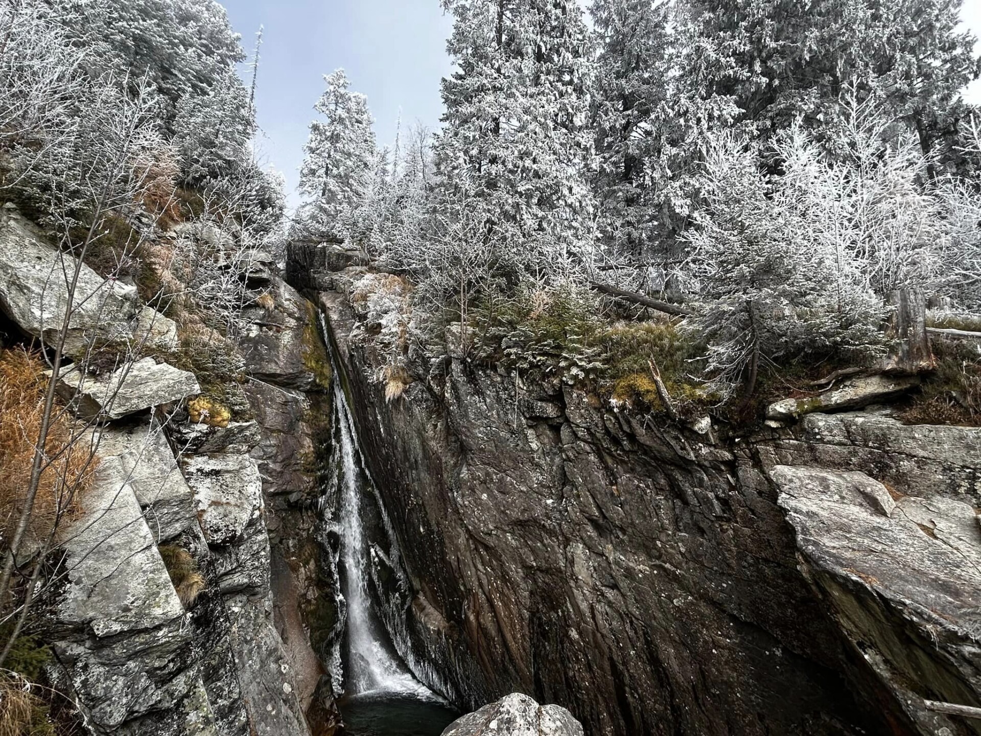 Tatry sa pomaly obaľujú do biela