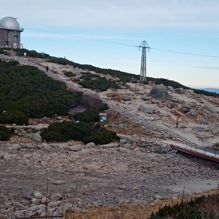 Klíma a ľudská činnosť je na príčine ubúdania vody v Skalnatom plese