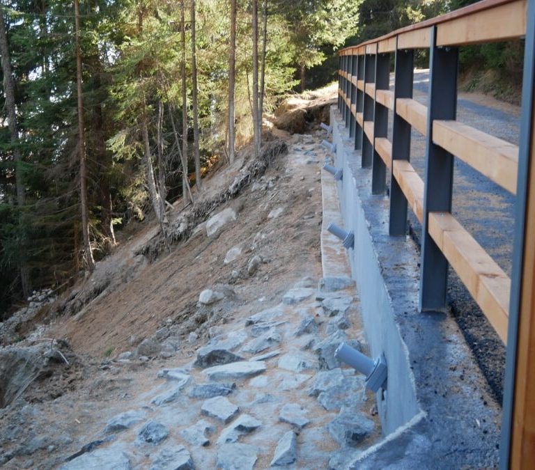 Časť cesty na Sliezsky dom, ktorá bola poškodená zosuvom, už opravili