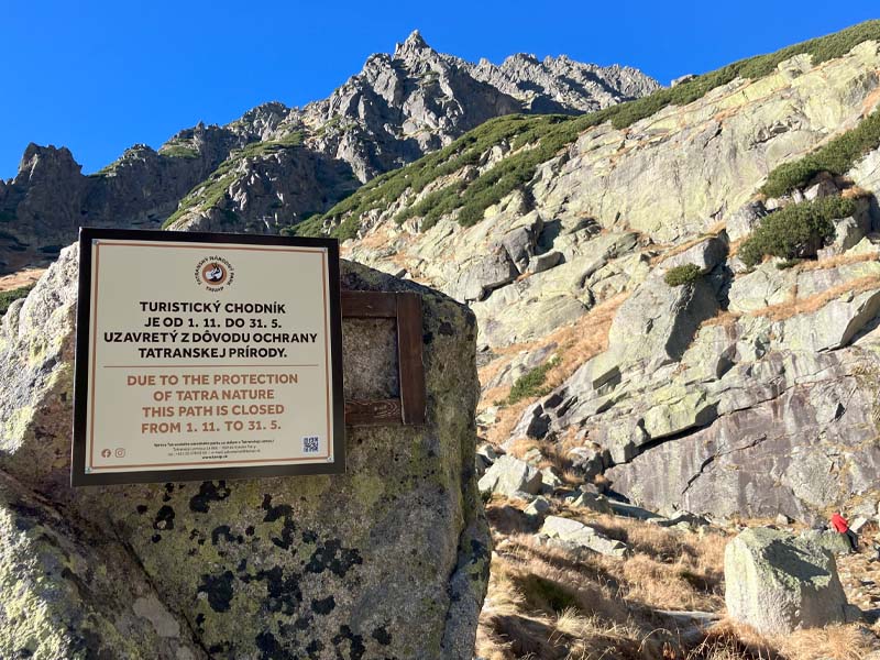 Tabuľa označujúca začiatok uzavretého turistického chodníka – zimná uzávera. Foto: Jaroslav Kizek.