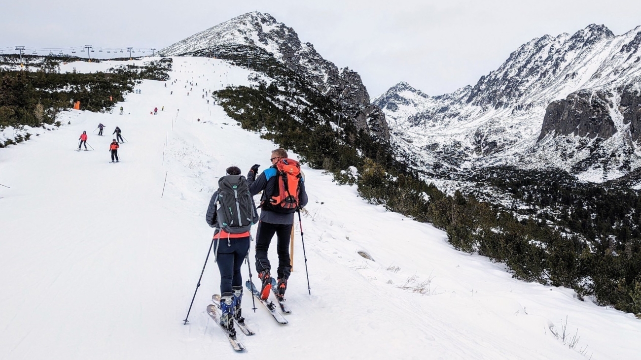 Skituristi pod Soliskom