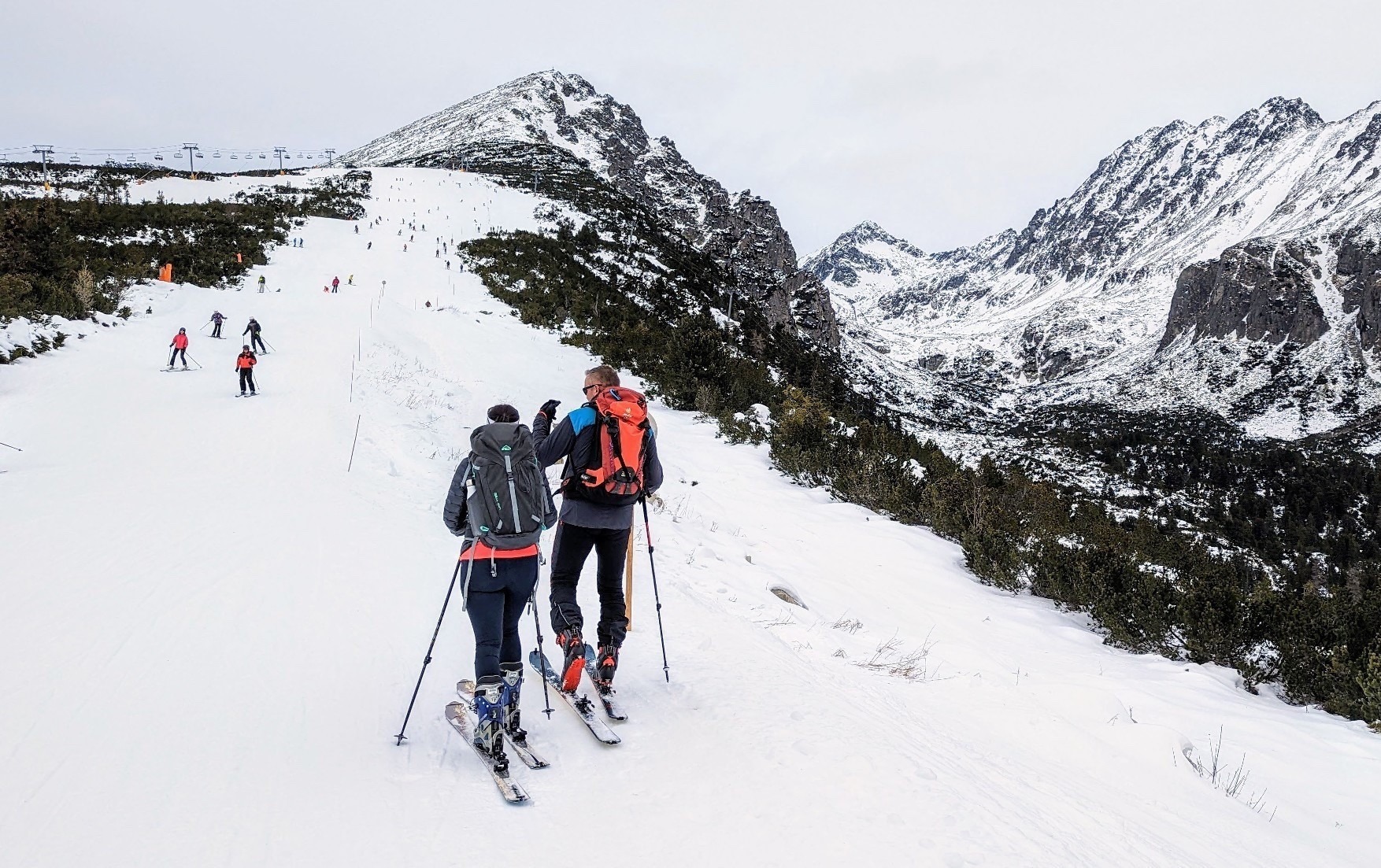 Skituristi pod Soliskom