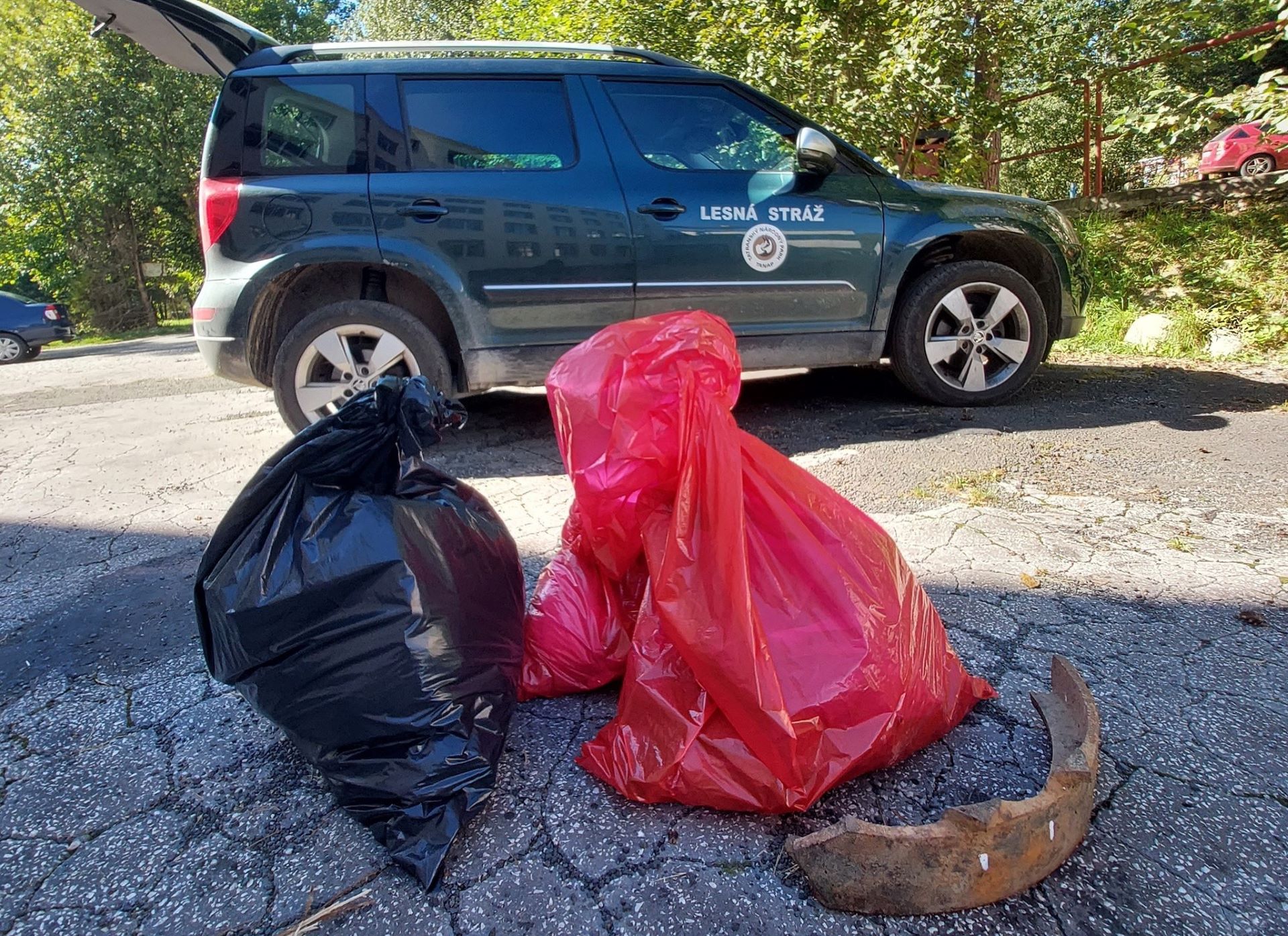 Brigádnici sústreďovali počas akcie Čisté hory vrecia s odpadmi na určených miestach