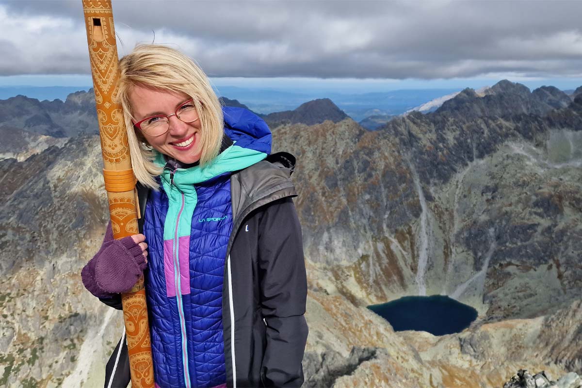 Monika Klučiarová s fujarou na Kriváni. Foto: archív Moniky Klučiarovej.